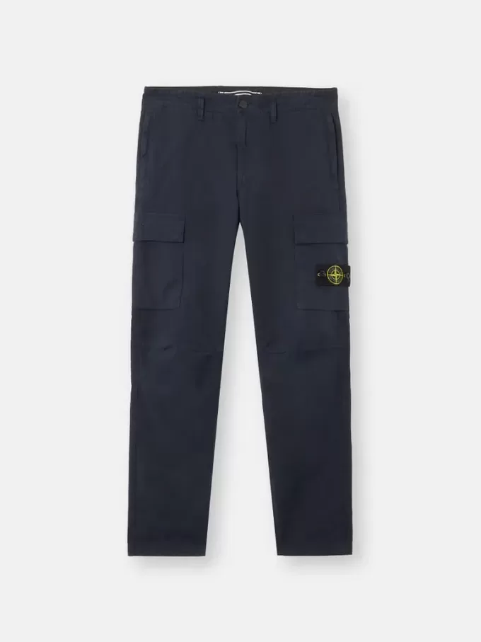 Pantaloni cargo dal taglio regolare e affusolato con tasche con cerniera. Pantaloni cargo dal taglio regolare e affusolato con tasche con cerniera.