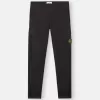 Pantaloni cargo dal taglio regolare e affusolato con tasche con cerniera. Pantaloni cargo dal taglio regolare e affusolato con tasche con cerniera.