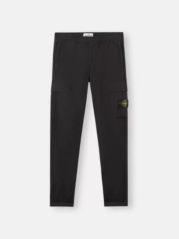 Pantaloni cargo dal taglio regolare e affusolato con tasche con cerniera. Pantaloni cargo dal taglio regolare e affusolato con tasche con cerniera.