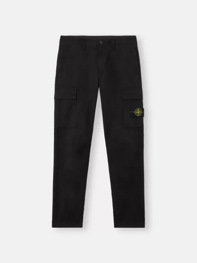 Pantaloni cargo dal taglio regolare e affusolato con tasche con cerniera. Pantaloni cargo dal taglio regolare e affusolato con tasche con cerniera.