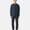 Pantaloni cargo dal taglio regolare e affusolato con tasche con cerniera. Pantaloni cargo dal taglio regolare e affusolato con tasche con cerniera.