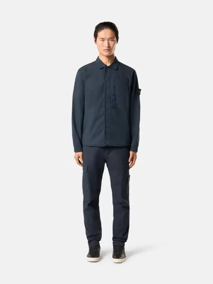 Pantaloni cargo dal taglio regolare e affusolato con tasche con cerniera. Pantaloni cargo dal taglio regolare e affusolato con tasche con cerniera.