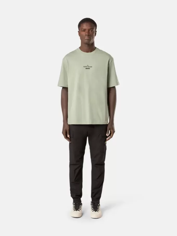 Pantaloni cargo dal taglio regolare e affusolato con tasche con cerniera. Pantaloni cargo dal taglio regolare e affusolato con tasche con cerniera.