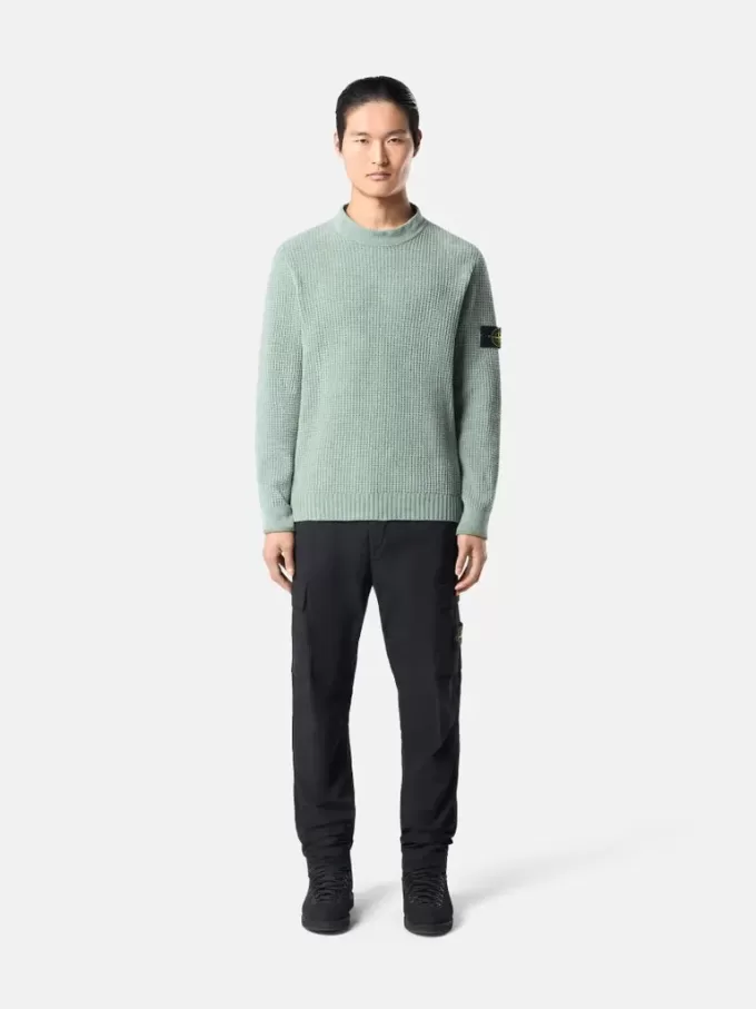 Pantaloni cargo dal taglio regolare e affusolato con tasche con cerniera. Pantaloni cargo dal taglio regolare e affusolato con tasche con cerniera.