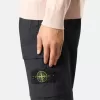Pantaloni cargo dal taglio regolare e affusolato con tasche con cerniera.