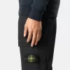 Pantaloni cargo dal taglio regolare e affusolato con tasche con cerniera.