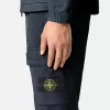 Pantaloni cargo dal taglio regolare e affusolato con tasche con cerniera. Pantaloni cargo dal taglio regolare e affusolato con tasche con cerniera.