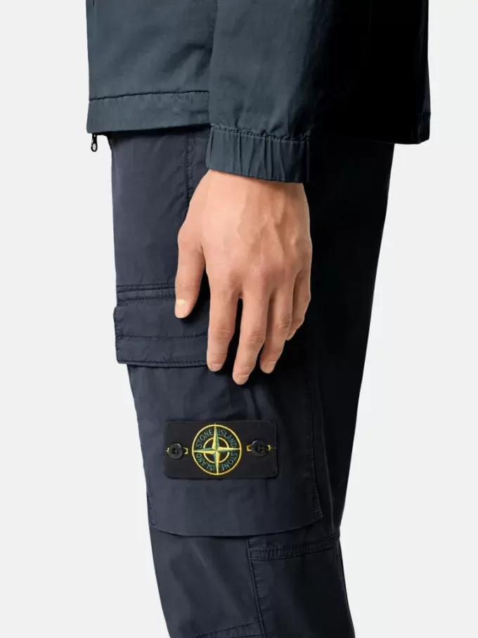 Pantaloni cargo dal taglio regolare e affusolato con tasche con cerniera. Pantaloni cargo dal taglio regolare e affusolato con tasche con cerniera.