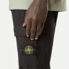 Pantaloni cargo dal taglio regolare e affusolato con tasche con cerniera. Pantaloni cargo dal taglio regolare e affusolato con tasche con cerniera.