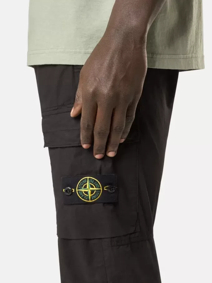 Pantaloni cargo dal taglio regolare e affusolato con tasche con cerniera. Pantaloni cargo dal taglio regolare e affusolato con tasche con cerniera.
