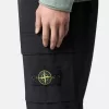 Pantaloni cargo dal taglio regolare e affusolato con tasche con cerniera. Pantaloni cargo dal taglio regolare e affusolato con tasche con cerniera.