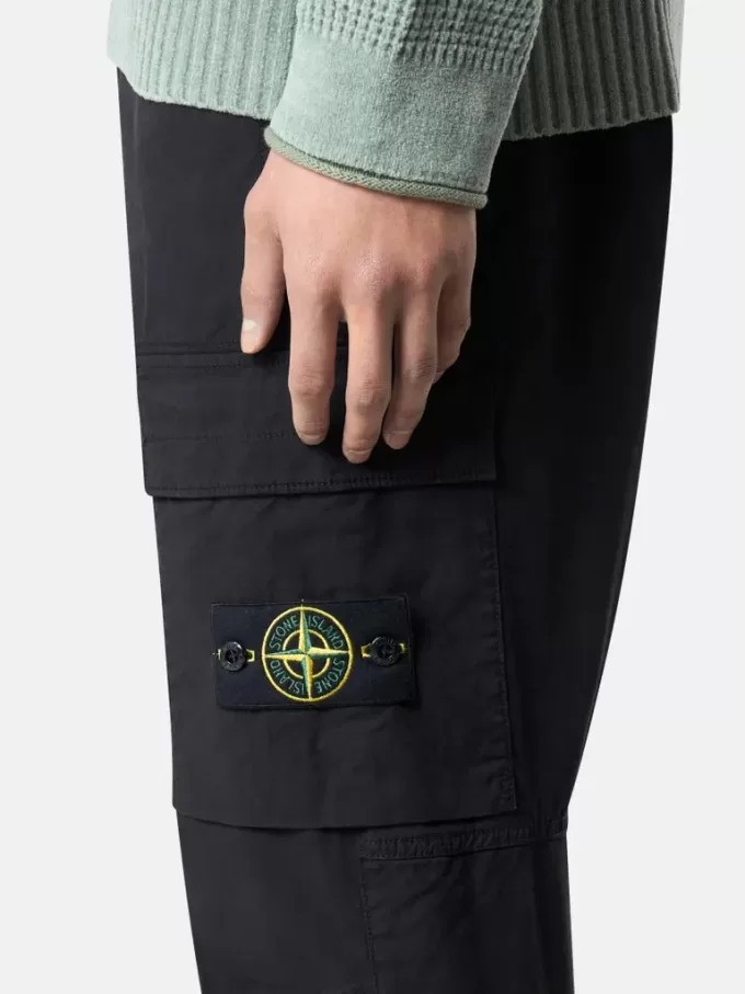 Pantaloni cargo dal taglio regolare e affusolato con tasche con cerniera. Pantaloni cargo dal taglio regolare e affusolato con tasche con cerniera.
