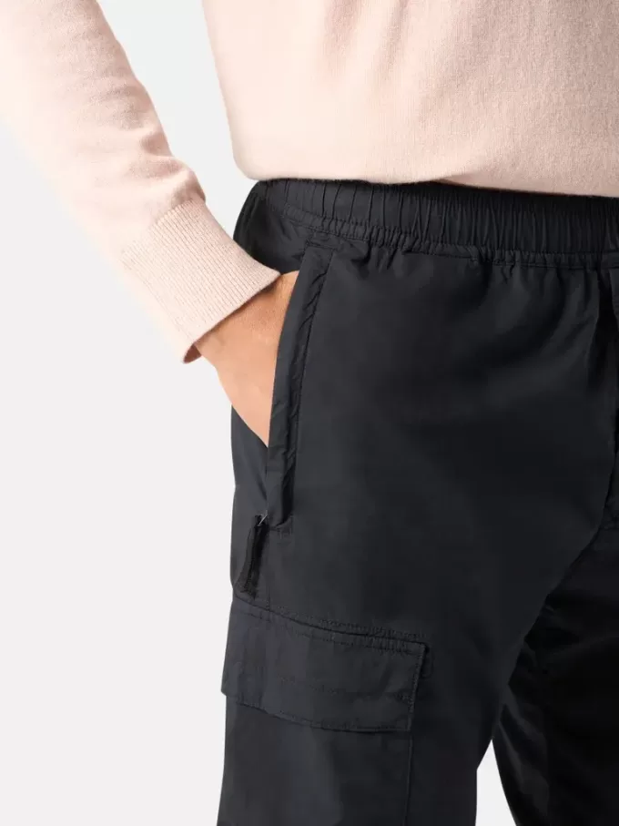 Pantaloni cargo dal taglio regolare e affusolato con tasche con cerniera.
