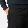Pantaloni cargo dal taglio regolare e affusolato con tasche con cerniera.