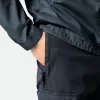 Pantaloni cargo dal taglio regolare e affusolato con tasche con cerniera. Pantaloni cargo dal taglio regolare e affusolato con tasche con cerniera.