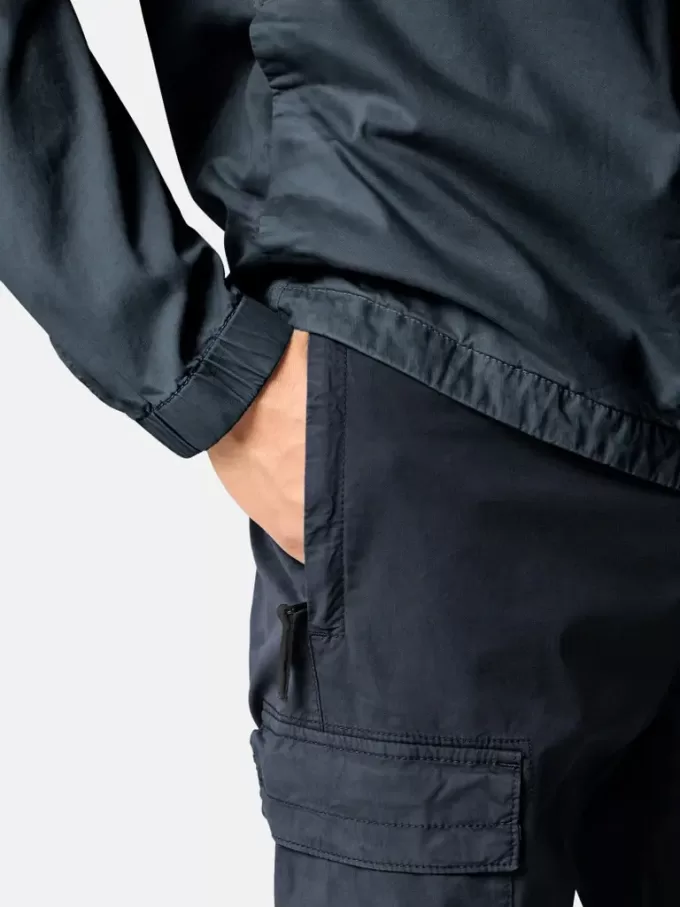 Pantaloni cargo dal taglio regolare e affusolato con tasche con cerniera. Pantaloni cargo dal taglio regolare e affusolato con tasche con cerniera.