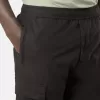 Pantaloni cargo dal taglio regolare e affusolato con tasche con cerniera. Pantaloni cargo dal taglio regolare e affusolato con tasche con cerniera.