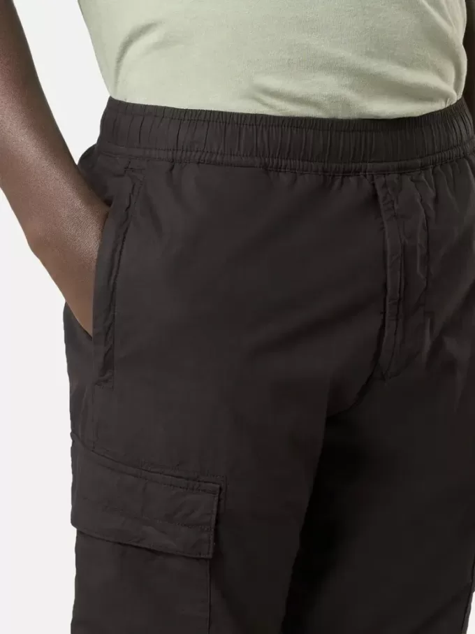 Pantaloni cargo dal taglio regolare e affusolato con tasche con cerniera. Pantaloni cargo dal taglio regolare e affusolato con tasche con cerniera.
