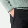 Pantaloni cargo dal taglio regolare e affusolato con tasche con cerniera. Pantaloni cargo dal taglio regolare e affusolato con tasche con cerniera.