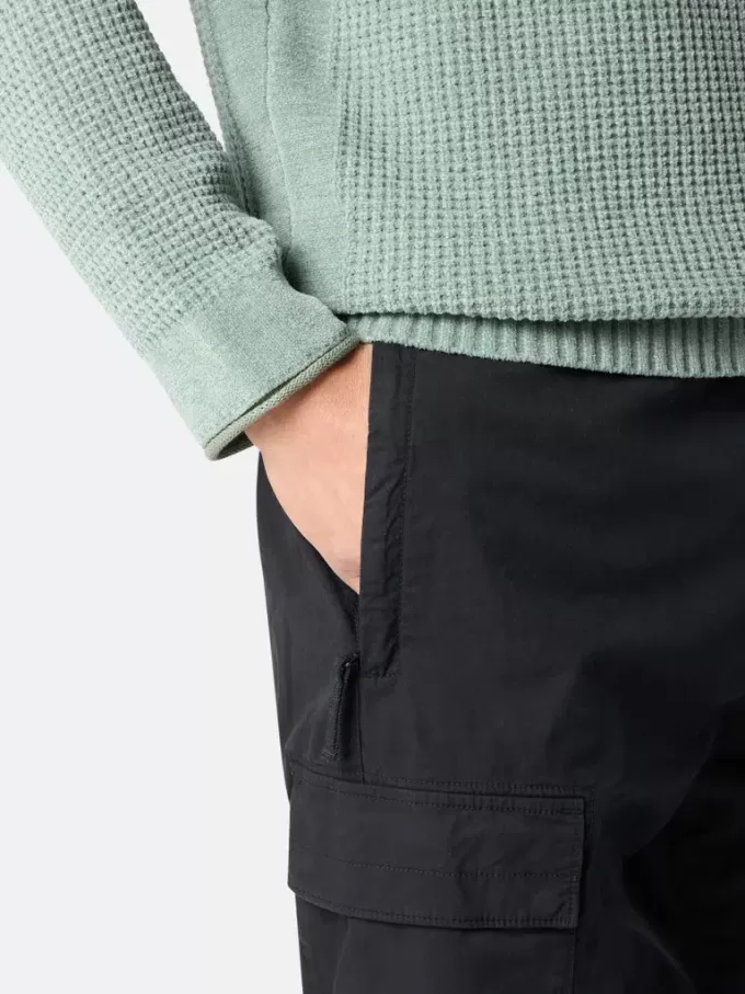 Pantaloni cargo dal taglio regolare e affusolato con tasche con cerniera. Pantaloni cargo dal taglio regolare e affusolato con tasche con cerniera.