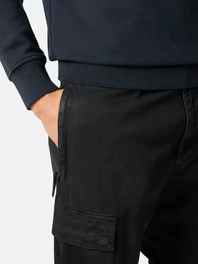 Pantaloni cargo dal taglio regolare e affusolato con tasche con cerniera.