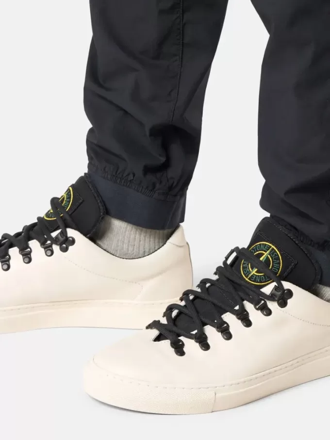 Pantaloni cargo dal taglio regolare e affusolato con tasche con cerniera.