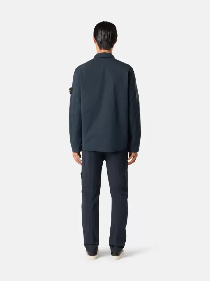 Pantaloni cargo dal taglio regolare e affusolato con tasche con cerniera. Pantaloni cargo dal taglio regolare e affusolato con tasche con cerniera.