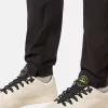 Pantaloni cargo dal taglio regolare e affusolato con tasche con cerniera. Pantaloni cargo dal taglio regolare e affusolato con tasche con cerniera.
