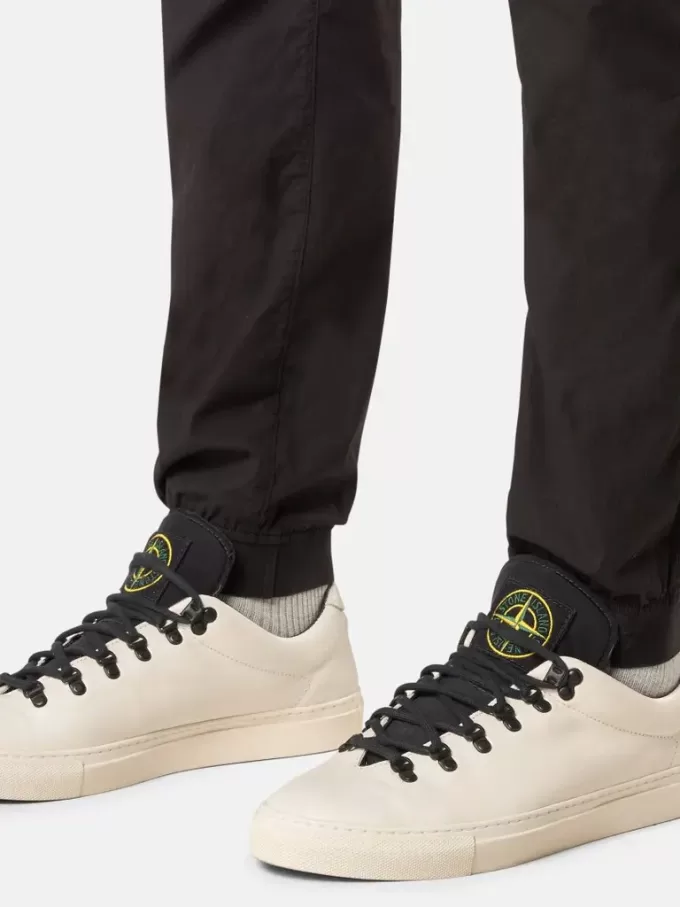 Pantaloni cargo dal taglio regolare e affusolato con tasche con cerniera. Pantaloni cargo dal taglio regolare e affusolato con tasche con cerniera.