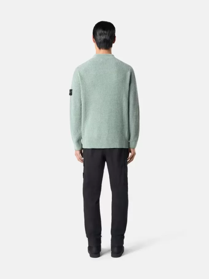 Pantaloni cargo dal taglio regolare e affusolato con tasche con cerniera. Pantaloni cargo dal taglio regolare e affusolato con tasche con cerniera.