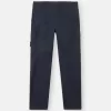 Pantaloni cargo dal taglio regolare e affusolato con tasche con cerniera. Pantaloni cargo dal taglio regolare e affusolato con tasche con cerniera.