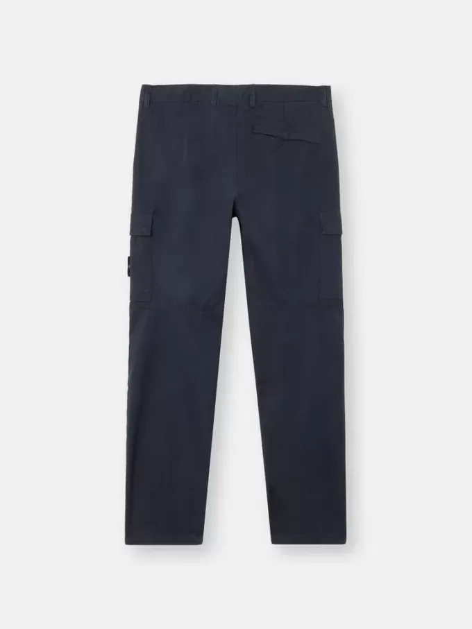Pantaloni cargo dal taglio regolare e affusolato con tasche con cerniera. Pantaloni cargo dal taglio regolare e affusolato con tasche con cerniera.