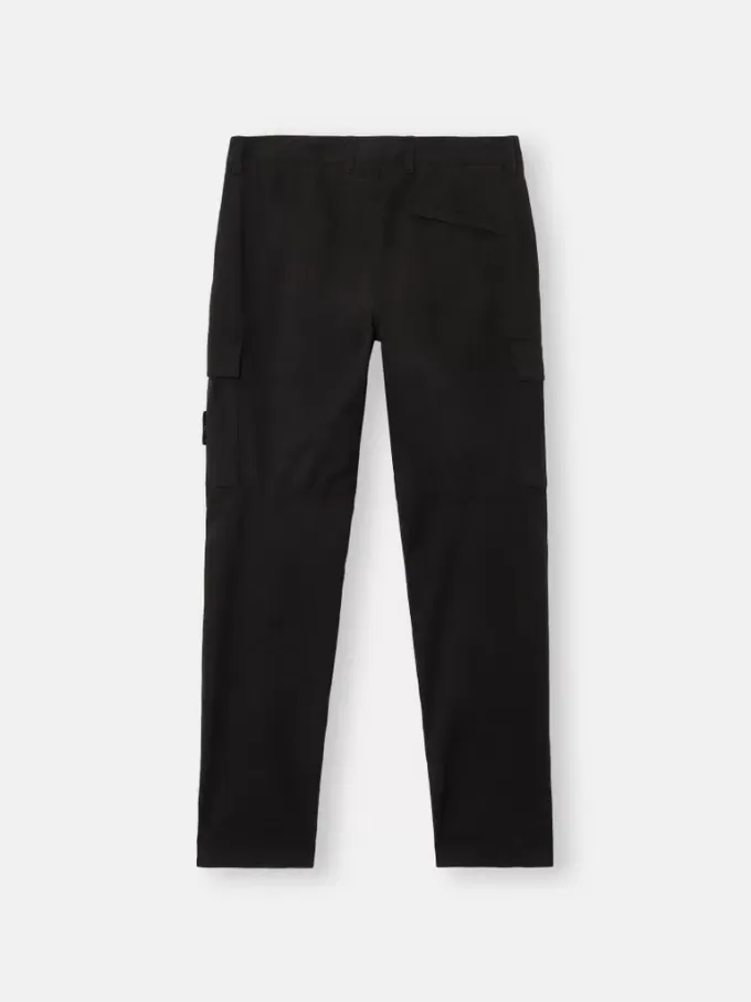 Pantaloni cargo dal taglio regolare e affusolato con tasche con cerniera. Pantaloni cargo dal taglio regolare e affusolato con tasche con cerniera.