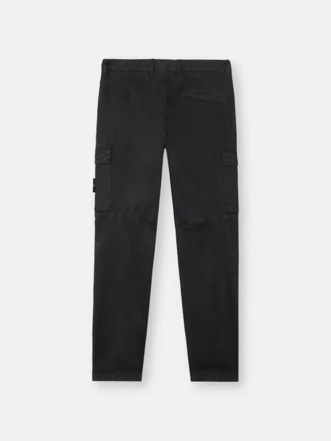 Pantaloni cargo dal taglio regolare e affusolato con tasche con cerniera.