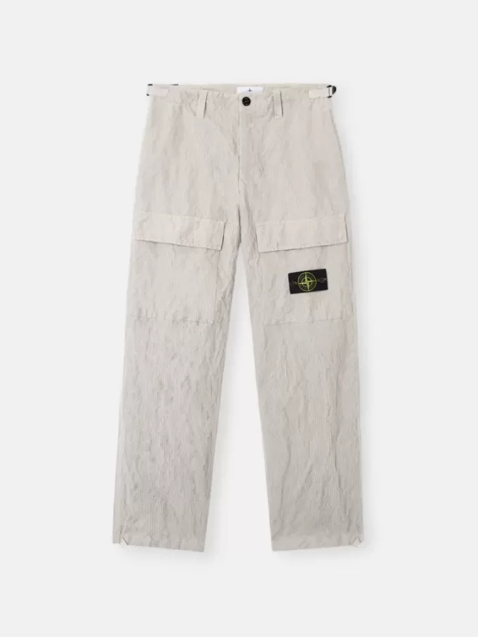 Pantaloni cargo dalla vestibilità ampia con cinturini regolabili in vita. Pantaloni cargo dalla vestibilità ampia con cinturini regolabili in vita.