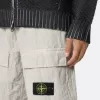 Pantaloni cargo dalla vestibilità ampia con cinturini regolabili in vita. Pantaloni cargo dalla vestibilità ampia con cinturini regolabili in vita.