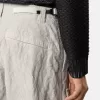 Pantaloni cargo dalla vestibilità ampia con cinturini regolabili in vita. Pantaloni cargo dalla vestibilità ampia con cinturini regolabili in vita.
