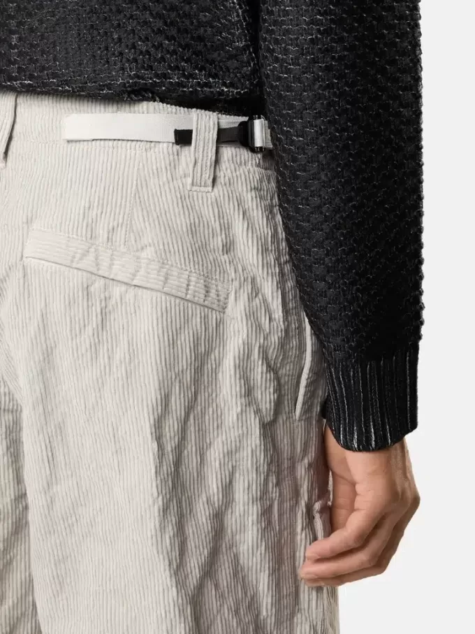 Pantaloni cargo dalla vestibilità ampia con cinturini regolabili in vita. Pantaloni cargo dalla vestibilità ampia con cinturini regolabili in vita.