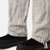 Pantaloni cargo dalla vestibilità ampia con cinturini regolabili in vita. Pantaloni cargo dalla vestibilità ampia con cinturini regolabili in vita.