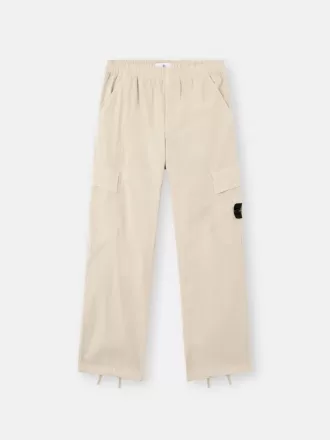 Pantaloni cargo dalla vestibilità ampia con polsini con coulisse. Pantaloni cargo dalla vestibilità ampia con polsini con coulisse.
