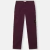 Pantaloni cargo dalla vestibilità regolare con tasche angolari con cerniera. Pantaloni cargo dalla vestibilità regolare con tasche angolari con cerniera.