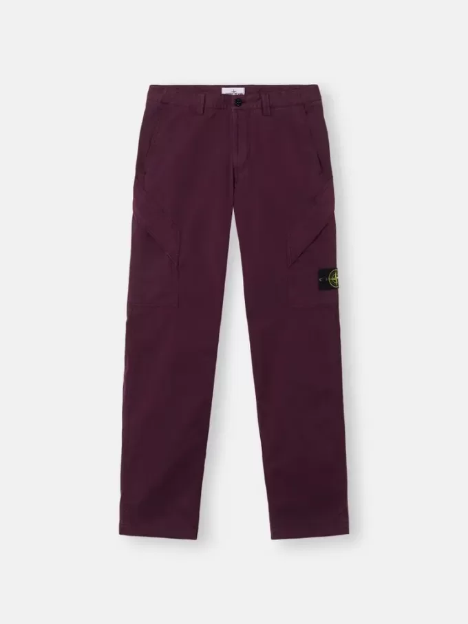 Pantaloni cargo dalla vestibilità regolare con tasche angolari con cerniera. Pantaloni cargo dalla vestibilità regolare con tasche angolari con cerniera.