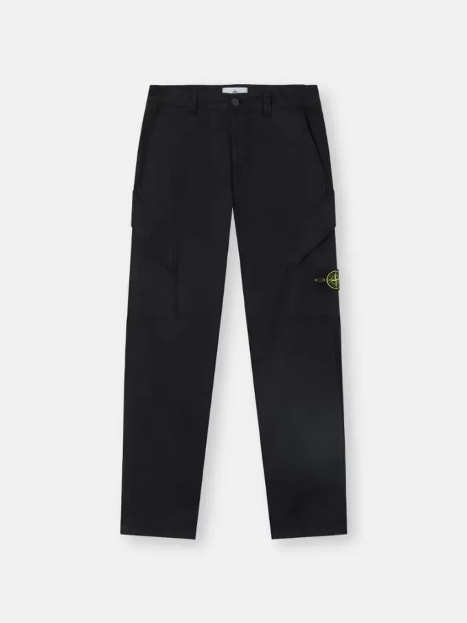 Pantaloni cargo dalla vestibilità regolare con tasche angolari con cerniera. Pantaloni cargo dalla vestibilità regolare con tasche angolari con cerniera.
