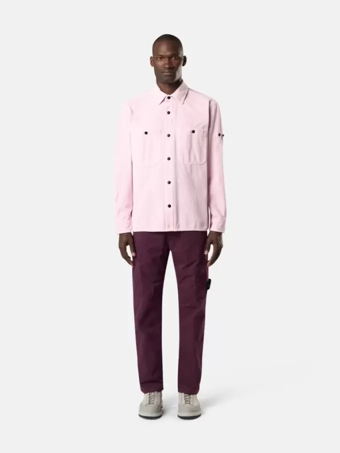Pantaloni cargo dalla vestibilità regolare con tasche angolari con cerniera. Pantaloni cargo dalla vestibilità regolare con tasche angolari con cerniera.