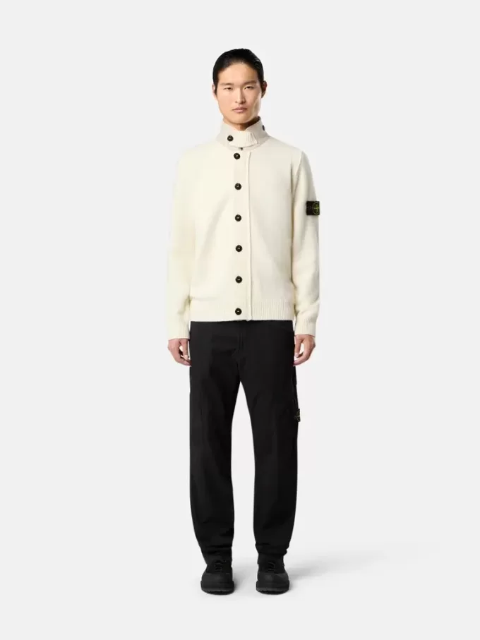 Pantaloni cargo dalla vestibilità regolare con tasche angolari con cerniera. Pantaloni cargo dalla vestibilità regolare con tasche angolari con cerniera.