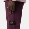 Pantaloni cargo dalla vestibilità regolare con tasche angolari con cerniera. Pantaloni cargo dalla vestibilità regolare con tasche angolari con cerniera.