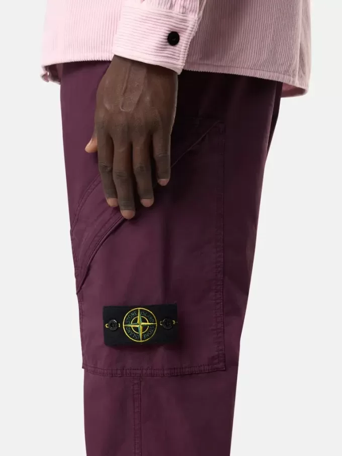 Pantaloni cargo dalla vestibilità regolare con tasche angolari con cerniera. Pantaloni cargo dalla vestibilità regolare con tasche angolari con cerniera.