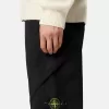 Pantaloni cargo dalla vestibilità regolare con tasche angolari con cerniera. Pantaloni cargo dalla vestibilità regolare con tasche angolari con cerniera.