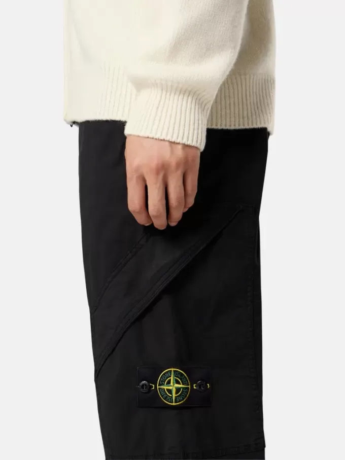 Pantaloni cargo dalla vestibilità regolare con tasche angolari con cerniera. Pantaloni cargo dalla vestibilità regolare con tasche angolari con cerniera.