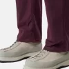 Pantaloni cargo dalla vestibilità regolare con tasche angolari con cerniera. Pantaloni cargo dalla vestibilità regolare con tasche angolari con cerniera.